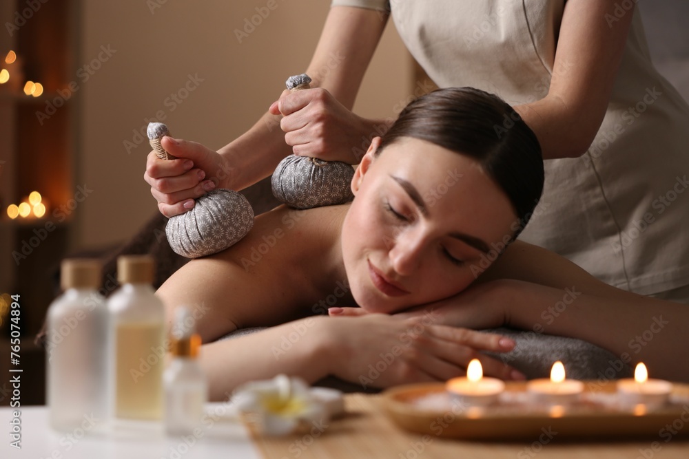 Thai Kräuterstempel-Massage